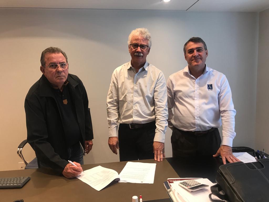 Os primeiros quatro contratos que selam a parceria feita entre a Federação dos Trabalhadores
da Saúde do Estado de São Paulo, a Federação Paulista da saúde e os Sindicatos filiados com a
Alter Administradora de Benefícios e o Grupo São Francisco de saúd